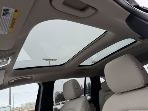 Used 2023 Mercedes-Benz GLB 250 4MATIC image 9