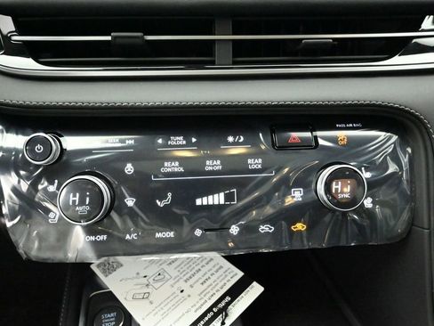 Certified 2025 INFINITI QX60 Luxe image 17