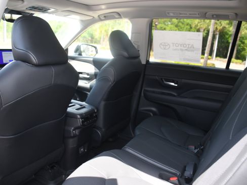 New 2026 Toyota Grand Highlander FWD image 8