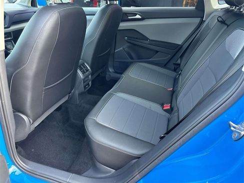 Used 2023 Volkswagen Taos SE w/ Panoramic Sunroof Package image 12