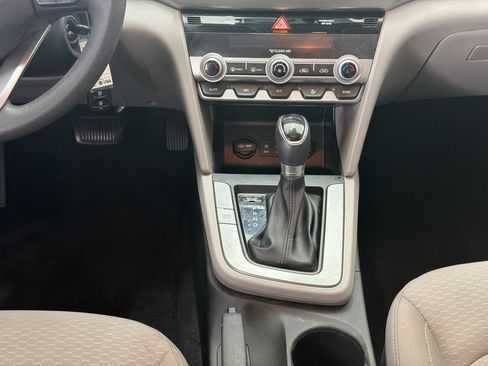 Used 2020 Hyundai Elantra SE w/ Winter Weather Package FWD image 17