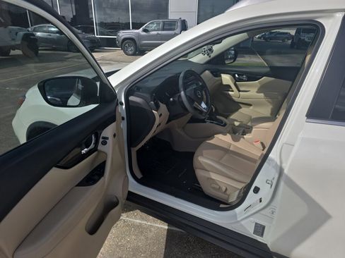 Used 2017 Nissan Rogue SL w/ SL Premium Package FWD image 14