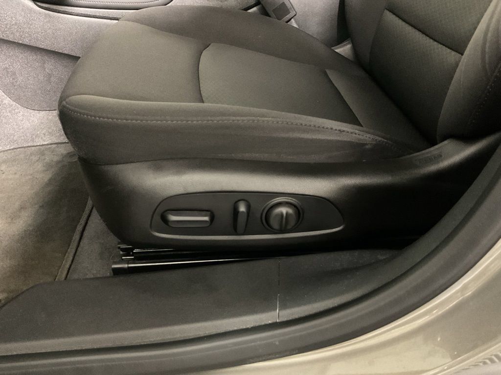 Used 2017 Chevrolet Malibu LT FWD image 20