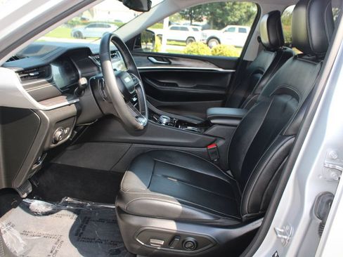 Used 2022 Jeep Grand Cherokee L Limited AWD/4WD image 11
