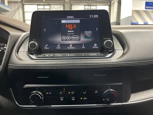 Used 2023 Nissan Rogue S AWD/4WD image 25
