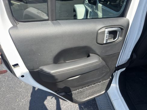 Used 2018 Jeep Wrangler Unlimited Sahara AWD/4WD image 11