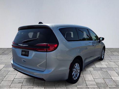 Used 2023 Chrysler Pacifica Touring-L FWD image 7