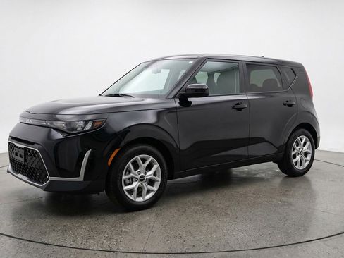 Used 2025 Kia Soul LX w/ LX Technology Package FWD image 3