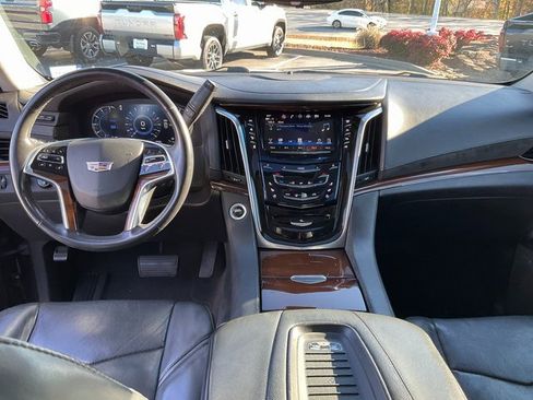 Used 2018 Cadillac Escalade ESV Luxury image 4