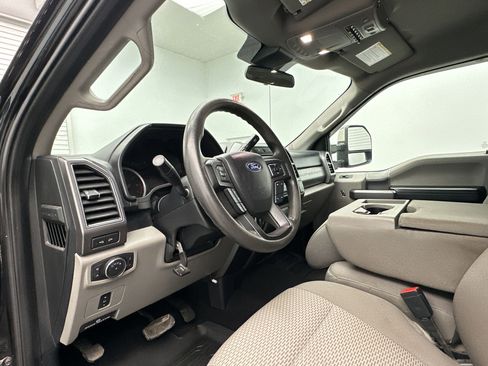 Used 2020 Ford F250 XLT w/ XLT Premium Package image 4