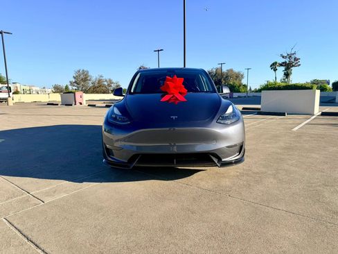 Used 2023 Tesla Model Y AWD image 3