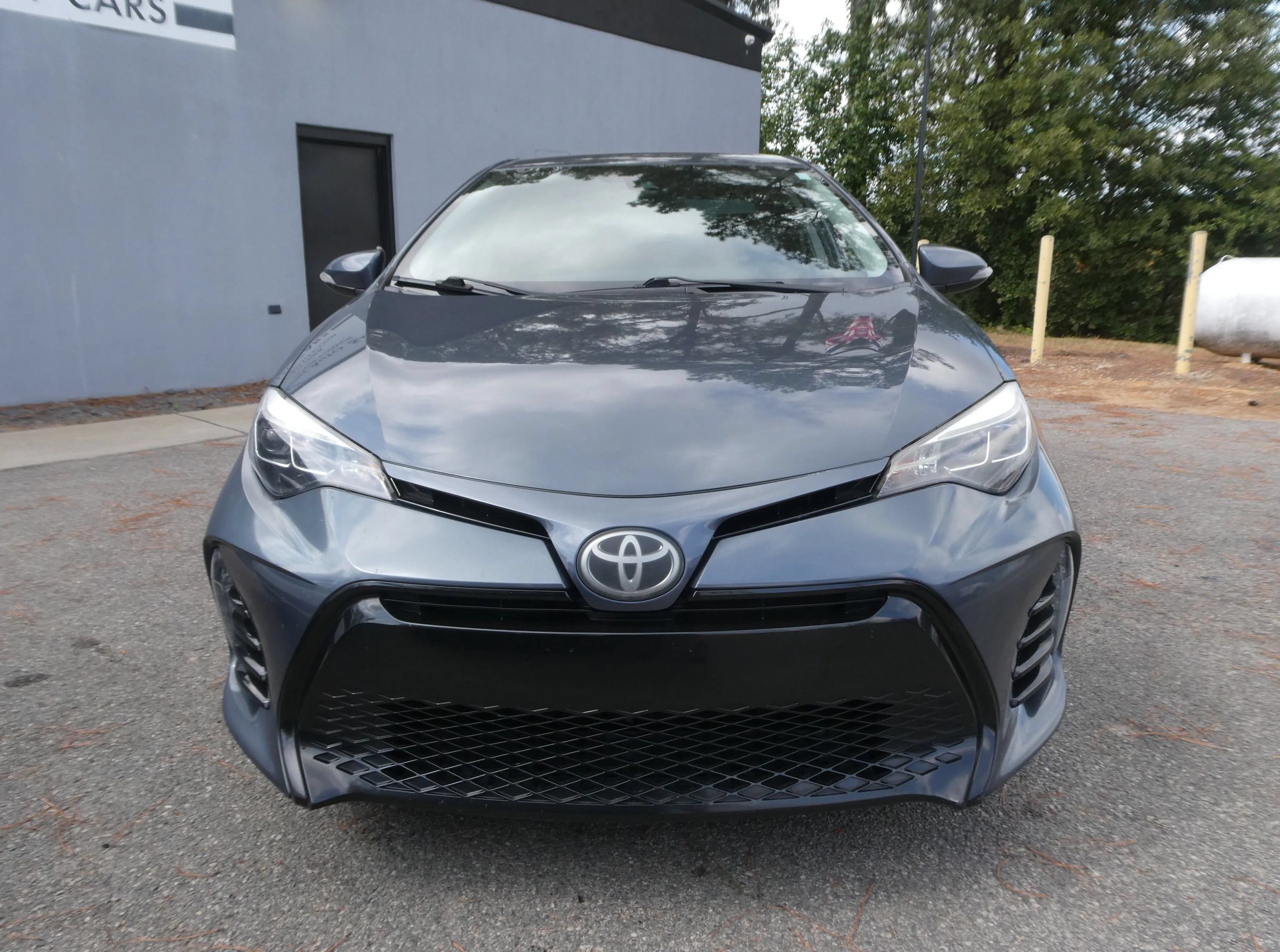 Used 2017 Toyota Corolla SE FWD image 2