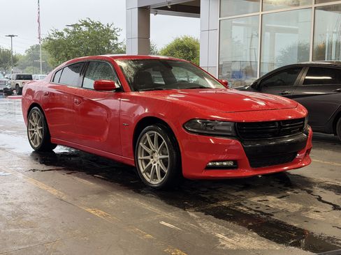 Used 2018 Dodge Charger R/T RWD image 3