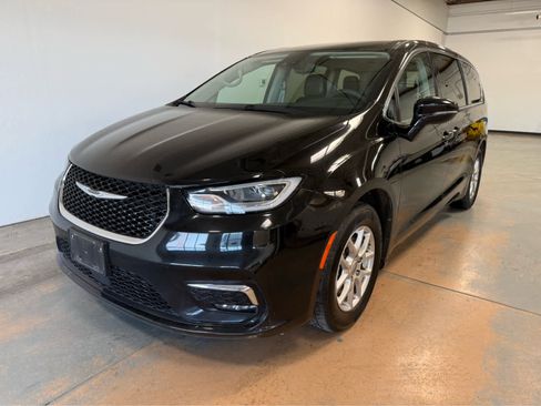 Used 2024 Chrysler Pacifica Touring-L FWD image 1