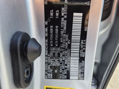 Used 2016 Toyota Highlander LE AWD/4WD image 30