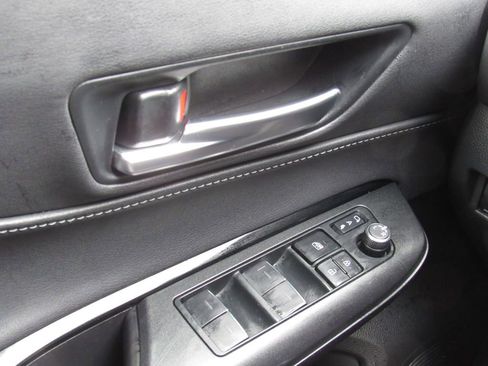 Used 2024 Toyota Venza LE image 32