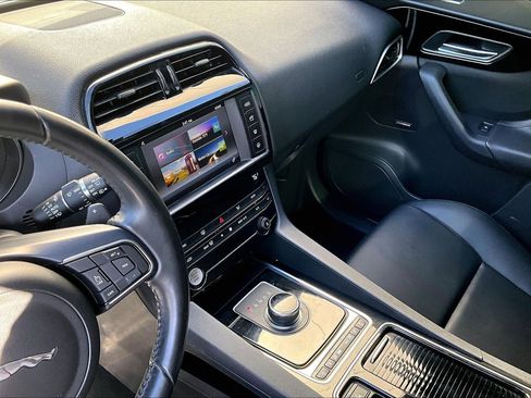 Used 2018 Jaguar F-PACE Premium image 32