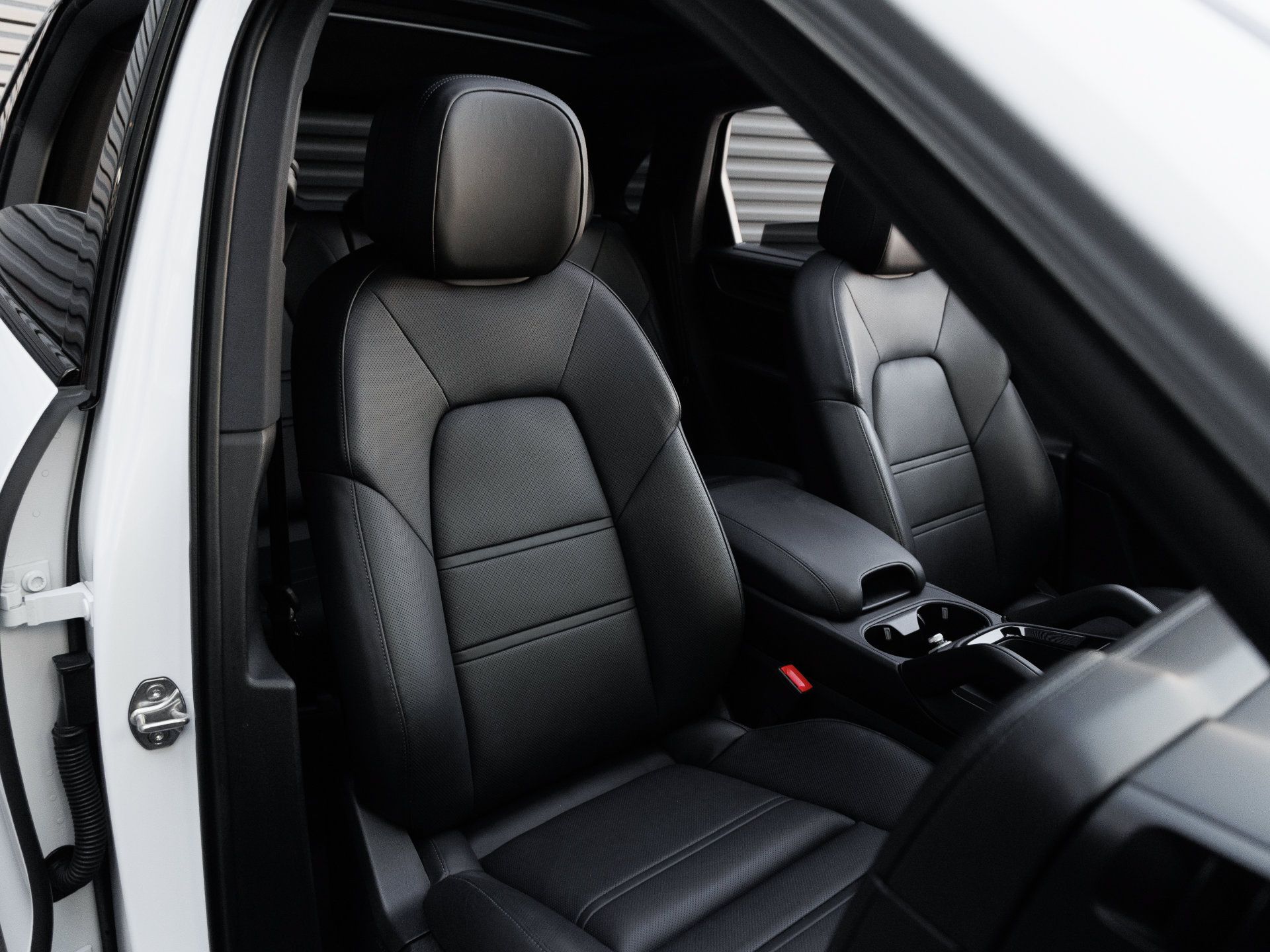 Certified 2025 Porsche Cayenne AWD/4WD image 36