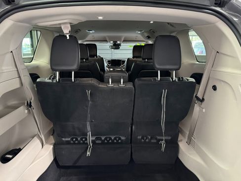 Used 2022 Chrysler Pacifica Touring-L image 5