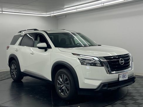 Used 2025 Nissan Pathfinder SV FWD image 3