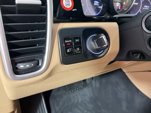 Used 2019 Porsche Cayenne Base image 27