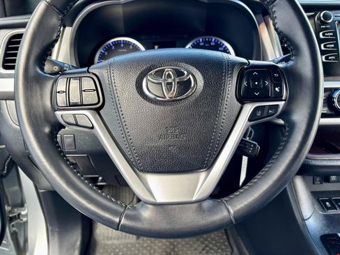 Used 2019 Toyota Highlander Plus w/ Carpet Mat Package (TMS) AWD/4WD image 41
