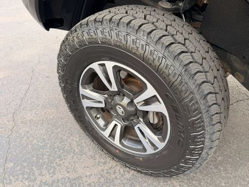 Used 2020 Toyota Tacoma TRD Off-Road AWD/4WD image 24