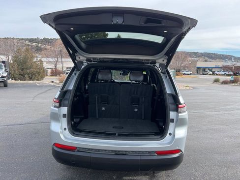 Used 2023 Jeep Grand Cherokee L Laredo image 10