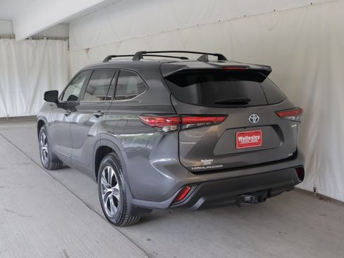 Used 2023 Toyota Highlander XLE AWD/4WD image 26