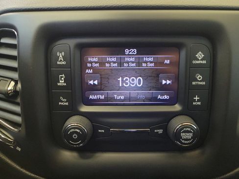 Used 2018 Jeep Compass Latitude w/ Safe & Security Group AWD/4WD image 25