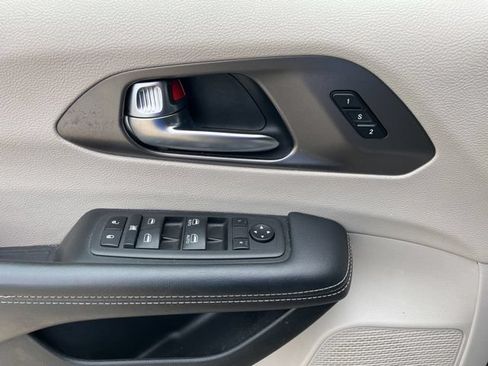 Used 2023 Chrysler Pacifica Touring-L FWD image 11