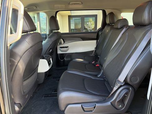 Used 2024 Kia Carnival LX FWD image 19