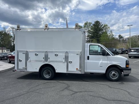 New 2026 GMC Savana 3500 w/ Power Convenience Package RWD image 7