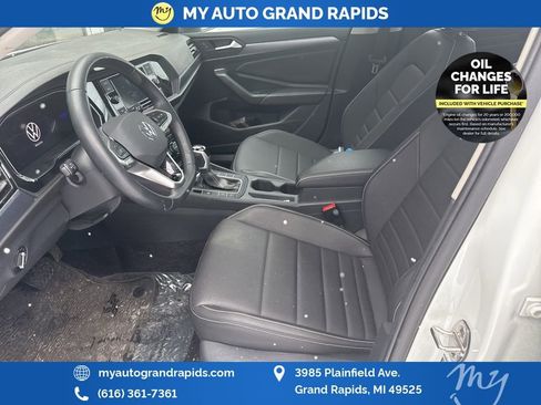 Used 2024 Volkswagen Jetta SE image 4