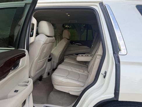 Used 2015 Cadillac Escalade Luxury AWD/4WD image 12
