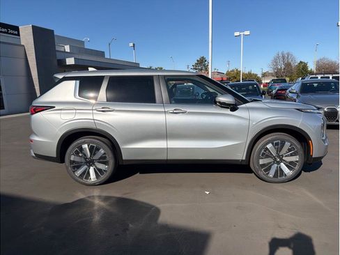 New 2026 Mitsubishi Outlander LE image 4