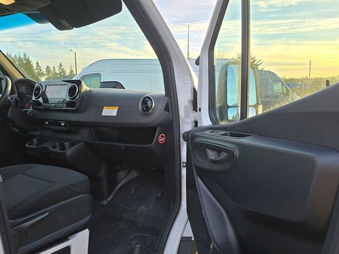 Used 2025 Mercedes-Benz Sprinter 2500 image 10
