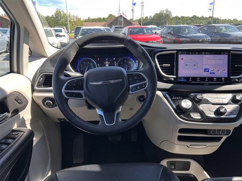 Used 2024 Chrysler Pacifica Touring-L image 29