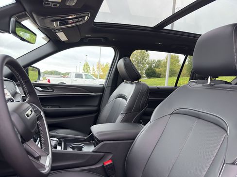 New 2025 Jeep Grand Cherokee L Limited w/ Luxury Tech Group II image 28