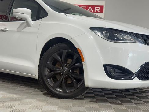 Used 2019 Chrysler Pacifica Limited w/ Advanced Safetytec Group FWD image 5