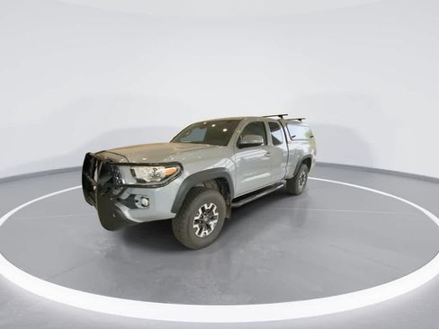 Used 2019 Toyota Tacoma TRD Off-Road w/ TRD Premium Off Road Package AWD/4WD image 4