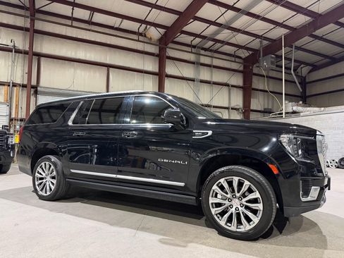 Used 2021 GMC Yukon XL Denali w/ Denali Ultimate Package AWD/4WD image 3