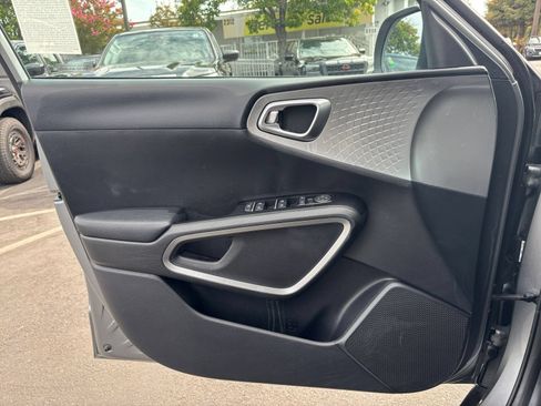 Used 2025 Kia Soul LX w/ LX Technology Package FWD image 18