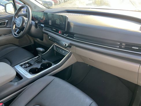 Certified 2025 Kia Carnival EX image 12