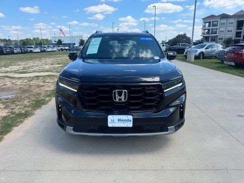 Used 2025 Honda Pilot TrailSport image 3