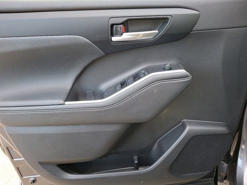 Certified 2024 Toyota Highlander XLE image 12
