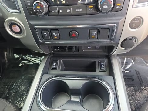 Used 2020 Nissan Titan SV w/ SV Convenience Package image 4