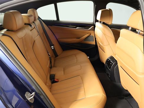 Used 2022 BMW M550i xDrive w/ Premium Package image 41