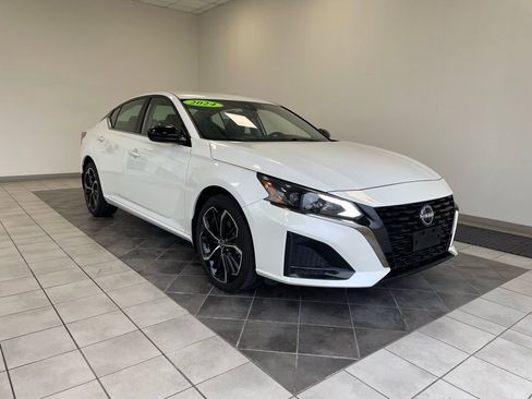 Used 2024 Nissan Altima 2.5 SR image 1