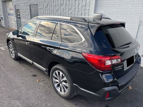 Used 2018 Subaru Outback 3.6R Touring image 2